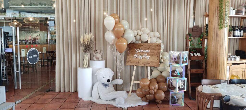 סידור בלונים לברית עם דובי לבן