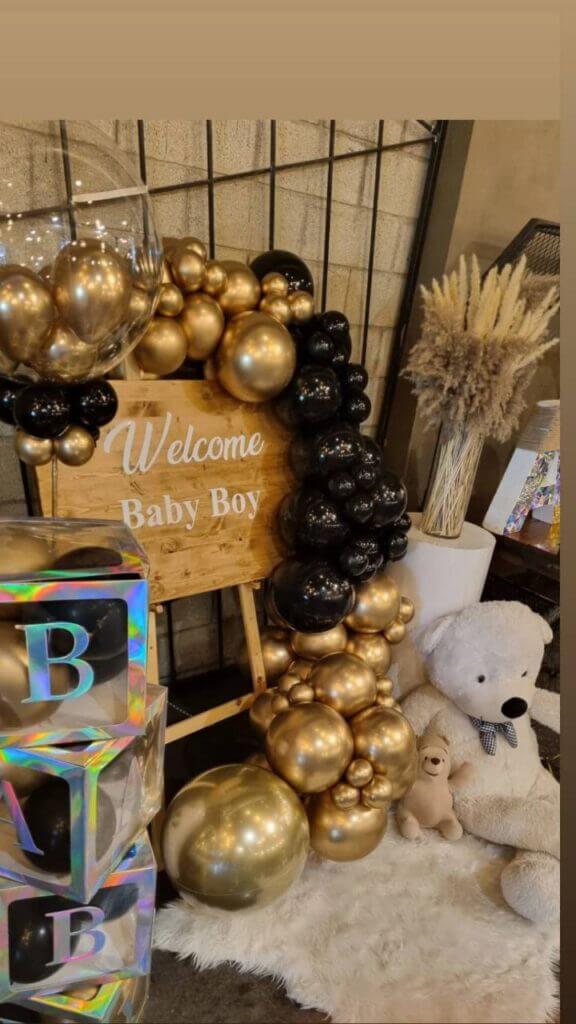 עמדת צילום עם בלונים לברית זהב ושחור