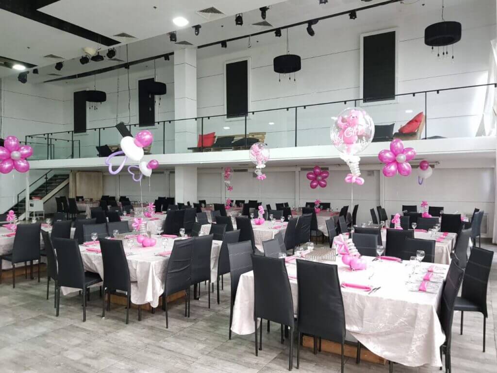 עיצוב שולחנות לבריתה עם בלונים