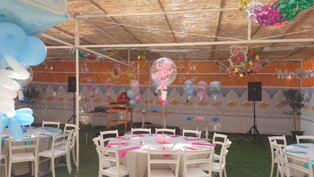 עיצוב שולחנות לבריתה עם בלונים ורודים