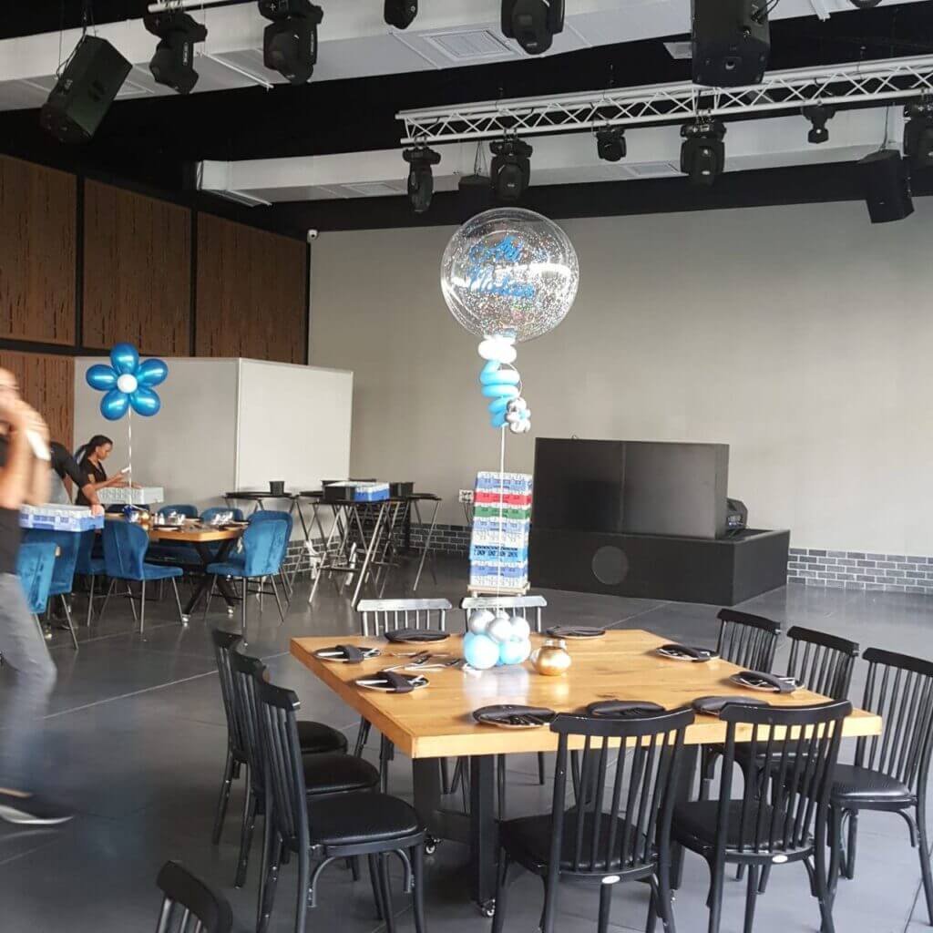 סידור בלונים לשולחן באירוע ברית