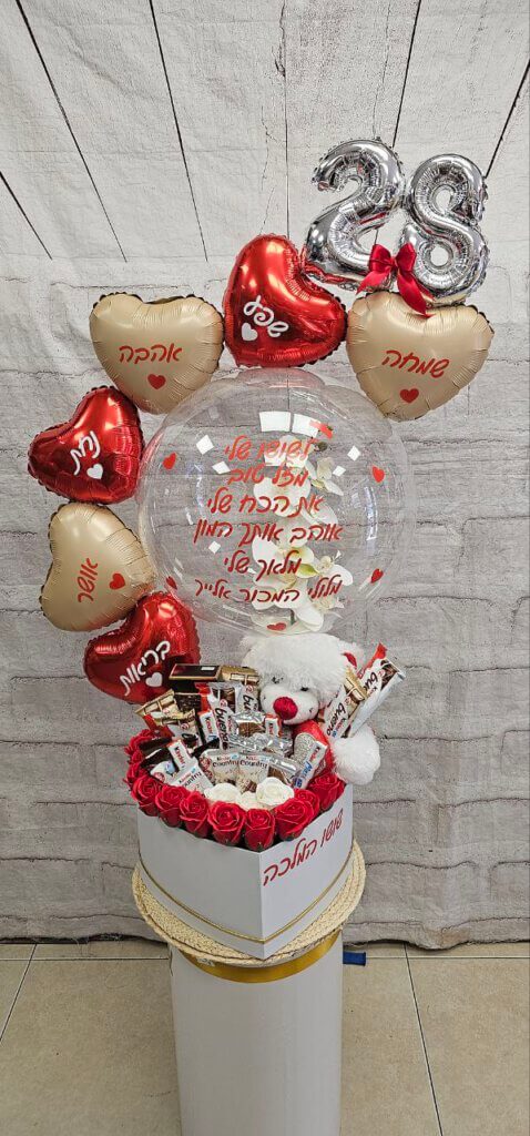 מארז בלונים בצורת לב אדום ולבן עם בלון שקוף