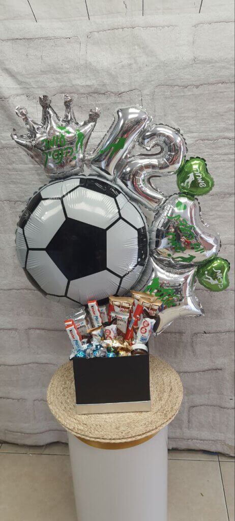 מארז שוקולדים עם בלון כדורגל ולבבות