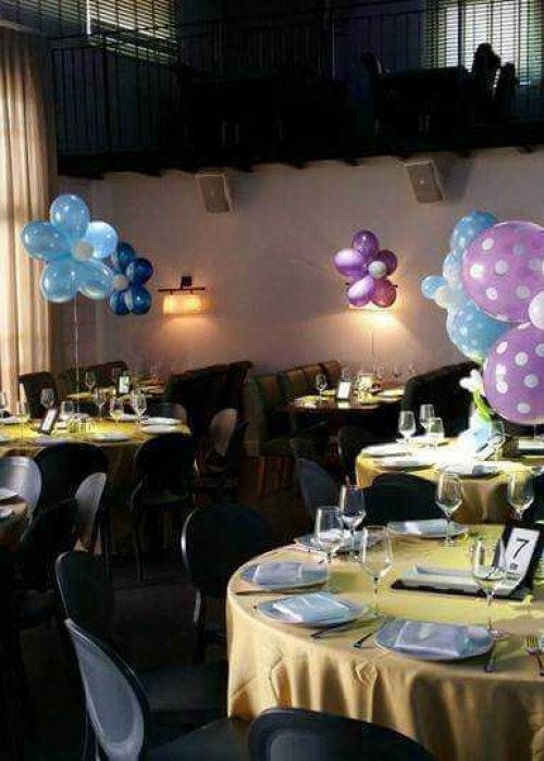 בלונים מסודרים על שולחן לברית