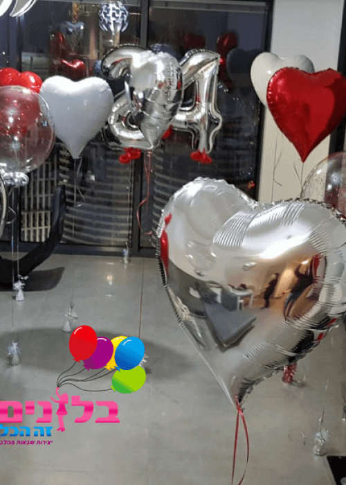 סידור בלונים כסופים ואדומים בצורת לב