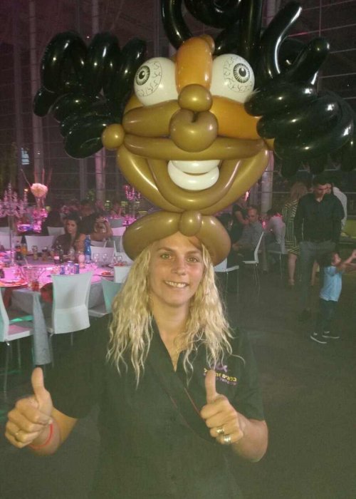 אמן בלונים כובע מפוסל