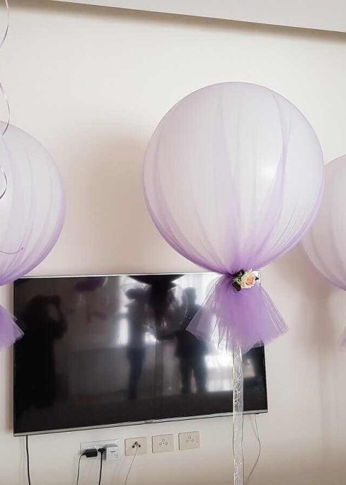 סידור בלונים לבנים עטופים בד סגול