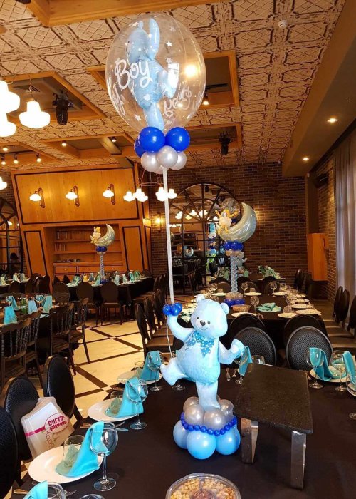 סידורי בלונים על שולחן לברית