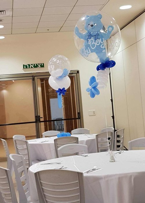 בלונים לברית על שולחן