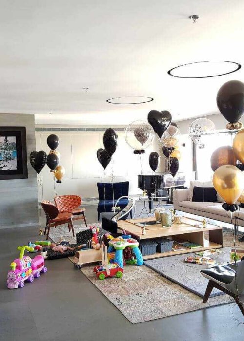 סידורי בלונים בחדר