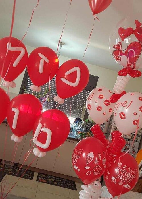סידורי בלונים באדום ולבן