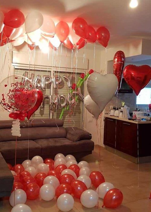 סידורי בלונים באדום ולבן