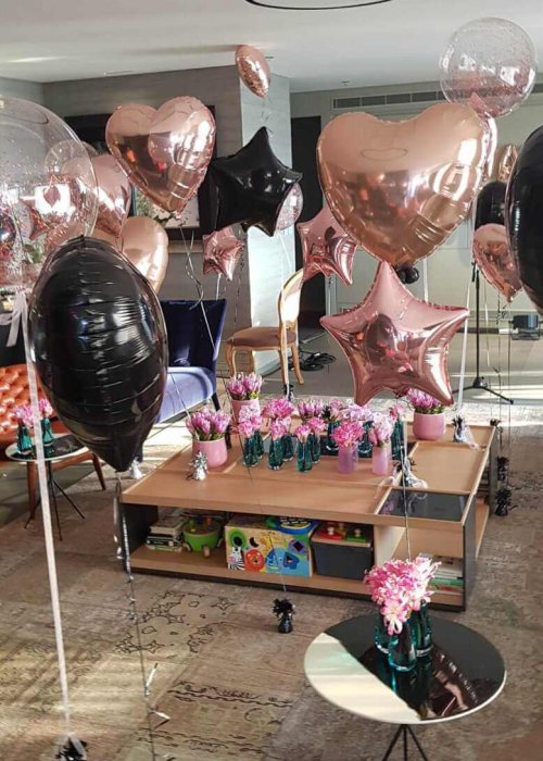 סידור בלונים על השולחן בסלון