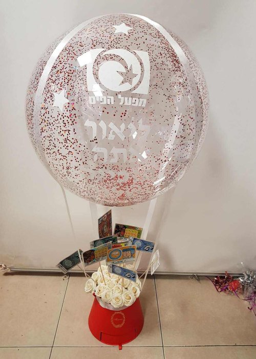 בלון כדור פורח עם קישוטים בתוך הבלון