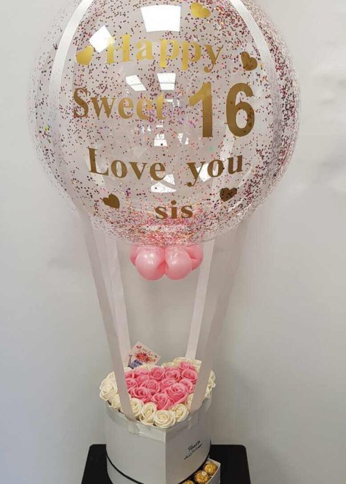 בלון כדור פורח זהוב עם בלונים ורודים ליום הולדת 16