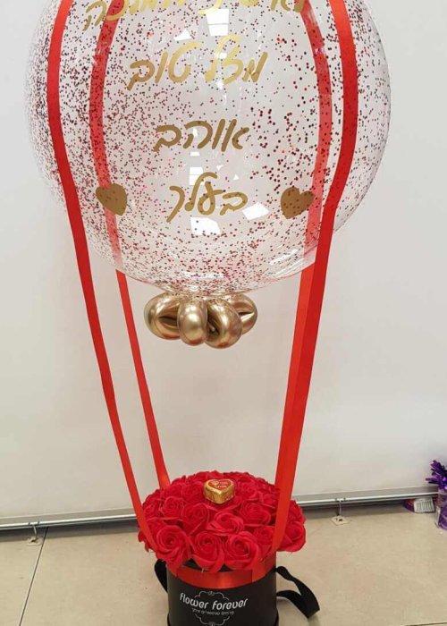 בלון כדור פורח עם סרטים אדומים