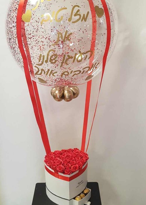 בלון כדור פורח עם סרטים אדומים