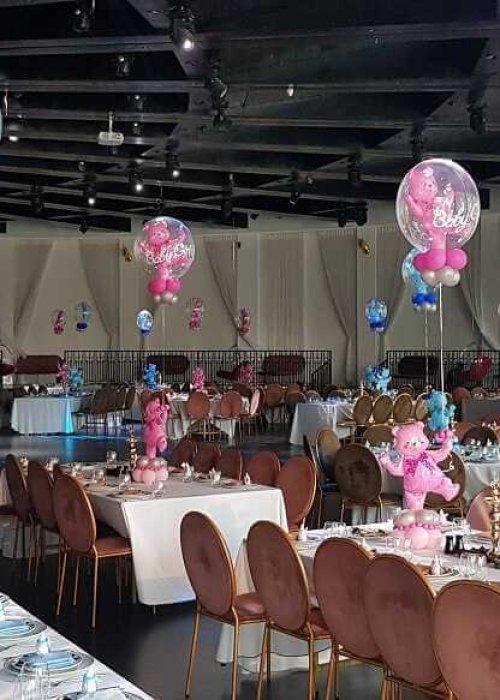 בלונים על שולחן באירוע ברית