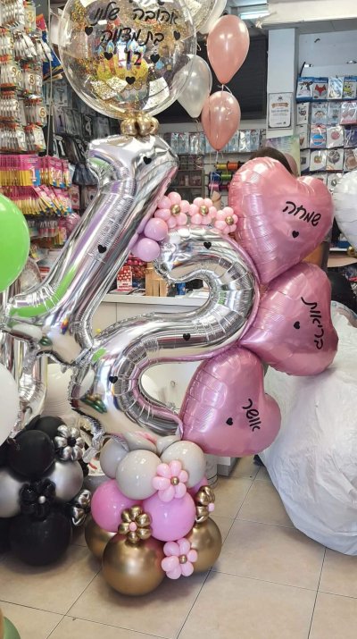 סטנד ספרות באלכסון בתוספת 3 לבבות - יום הולדת 12