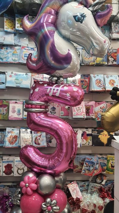 מעמד חד קרן עם הספרה 5