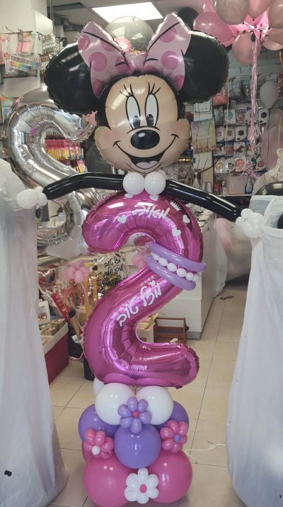 מעמד מיקי מאוס עם הספרה 2