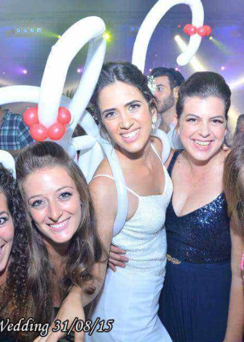 כלה עם בלונים