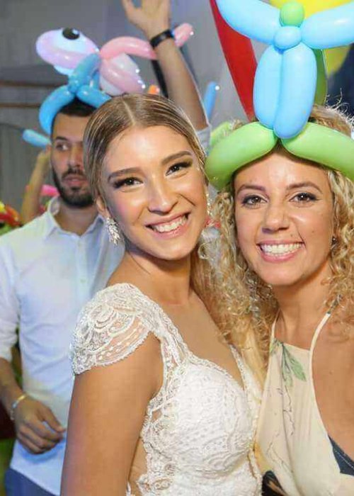 כלה עם בלונים