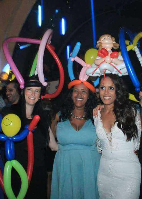 כלה עם בלונים