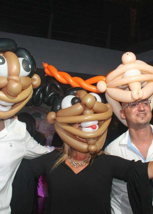 חוגגים עם בלונים ומסכות