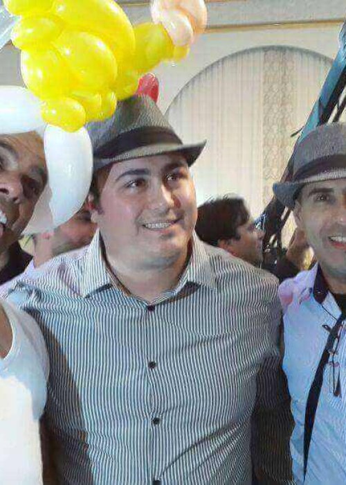 מוזמנים עם כובע מבלונים