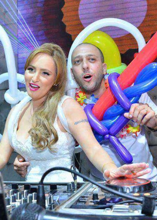 חתן וכלה עם בלונים