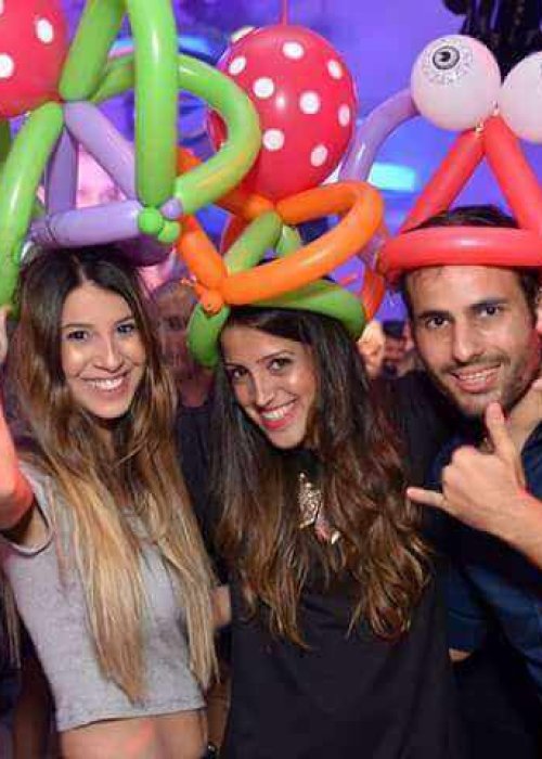 חוגגות עם בלונים