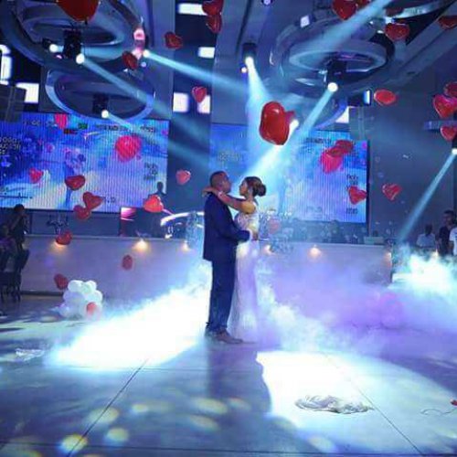 בלונים לחתונה בזמן ריקוד חתן כלה