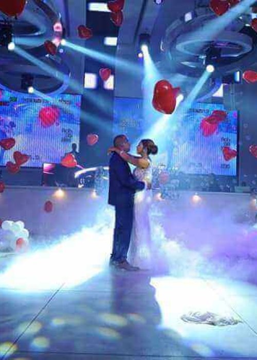 בלונים לחתונה בזמן ריקוד חתן כלה