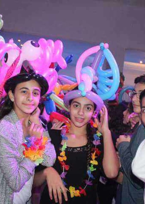 חוגגים צעירים עם בלונים על הראש