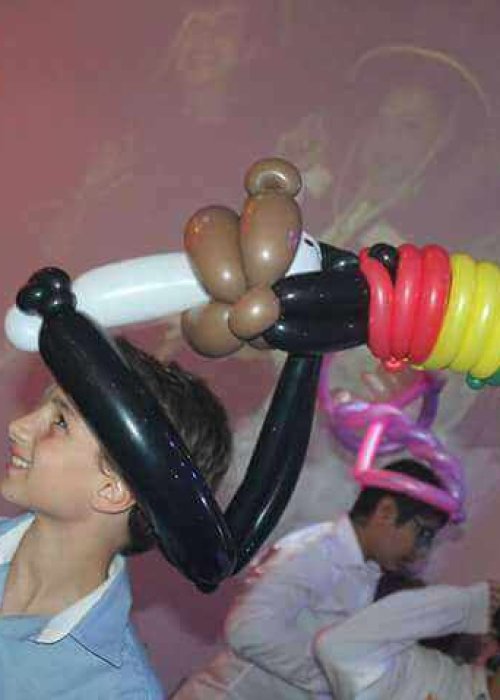 חוגג צעיר עם בלונים