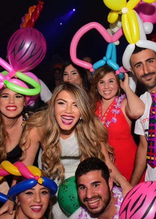 חוגגים בחתונה עם בלונים