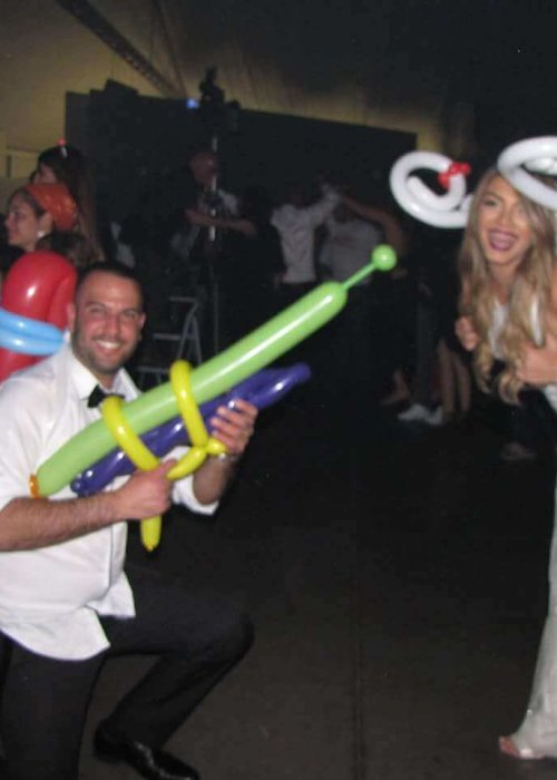 חתן וכלה עם בלונים