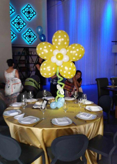 פרח בלונים בצבע צהוב לברית