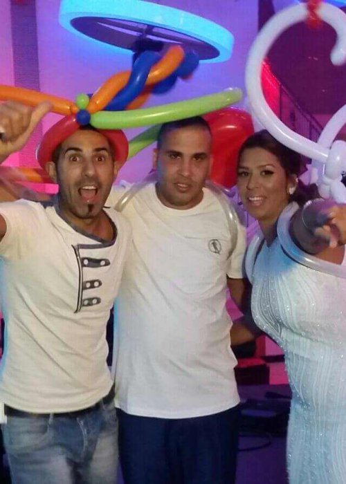 מוזמנים חוגגים עם בלונים