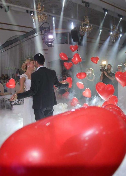 הפרחת בלונים בזמן ריקוד חתן וכלה