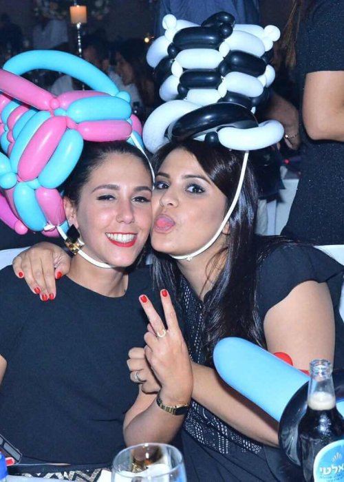 מוזמנות חוגגות עם בלונים