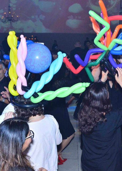 מוזמנים חוגגים עם בלונים