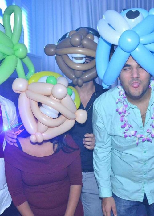 חוגגים עם בלונים ומסכות