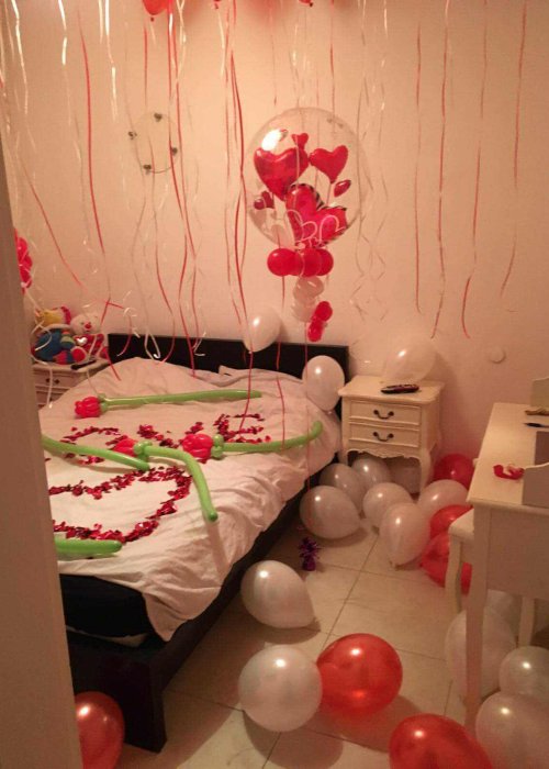 עיצובי בלונים בצורת לב ופרחים