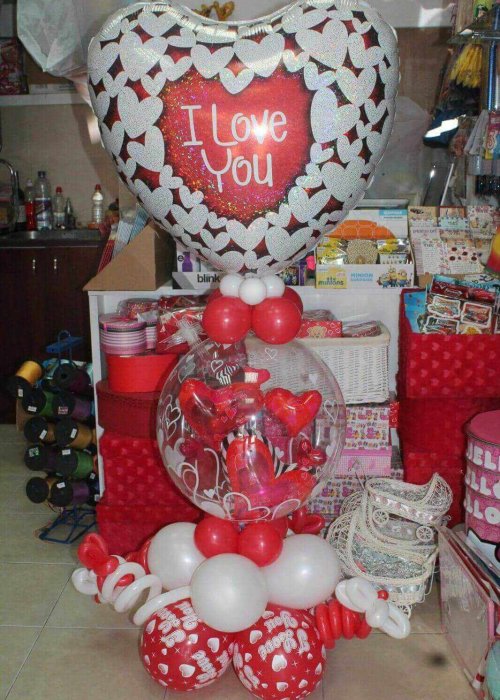 סידורי בלונים עם כדור פורח וצורת לב