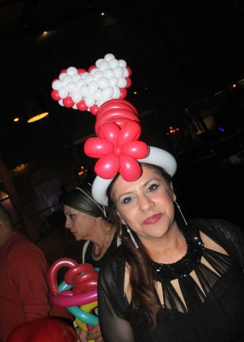 מוזמנת חוגגת עם בלונים