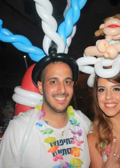 חתן וכלה עם בלונים
