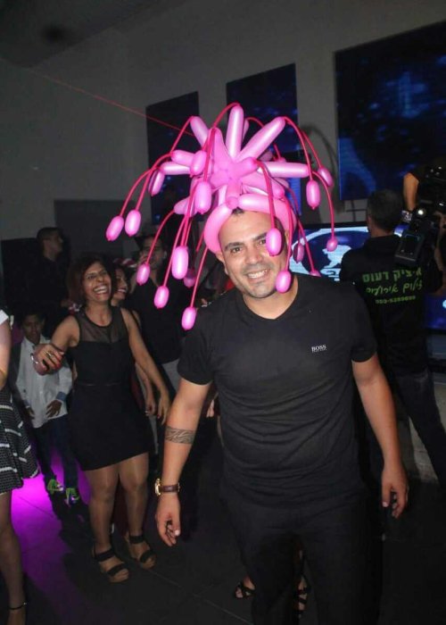 מוזמן חוגג עם בלונים על הראש