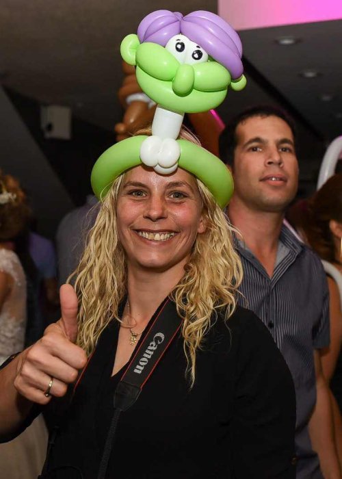 חוגגת עם בלונים